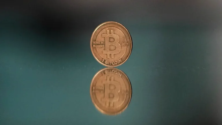 Repül a Bitcoin-ár: ki tudja hol áll meg?