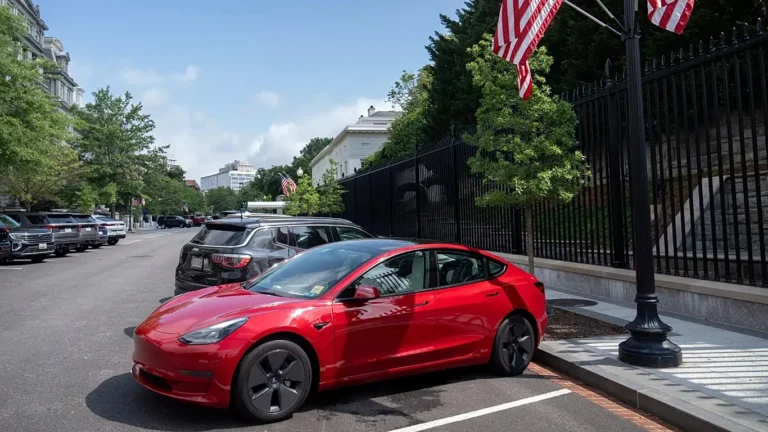 A Tesla eladásai meredeken zuhantak az elmúlt három hónapban, Musk lehet a hibás