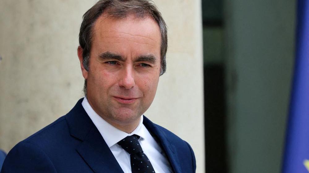 Rekordidő alatt mondott le a francia kormányfő – Lecornu távozásával mélyül a politikai válság