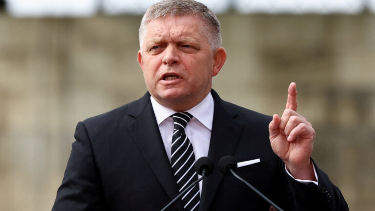 Szlovákia felfüggeszti az Ukrajnába irányuló áramszállítást az olajvezeték vitája miatt