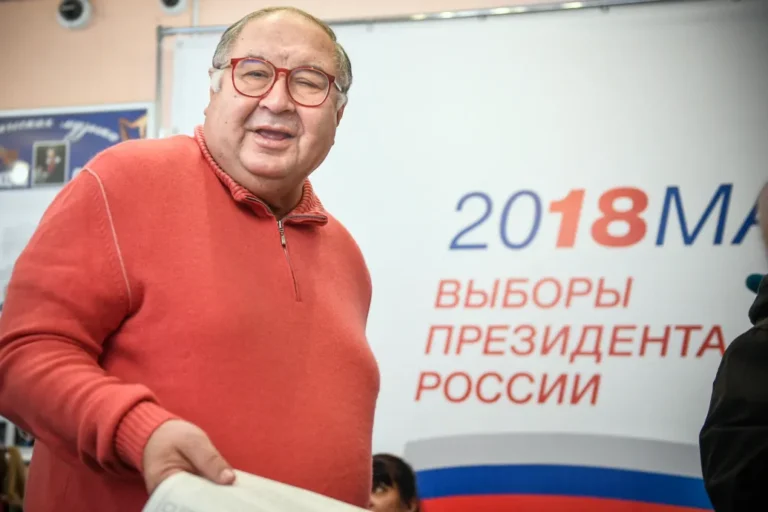 Az EU két orosz oligarchát levett a szankciós listáról