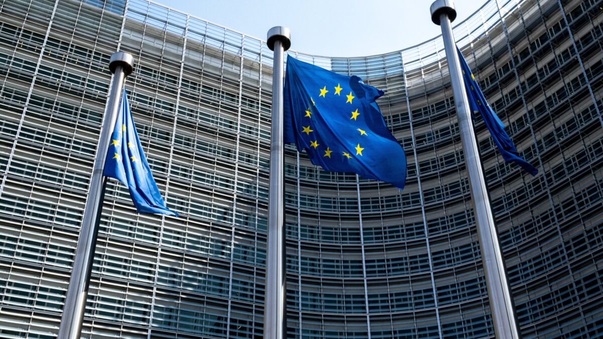 Az Európai Bizottság 3,3 milliárd eurót utalt Ukrajnának