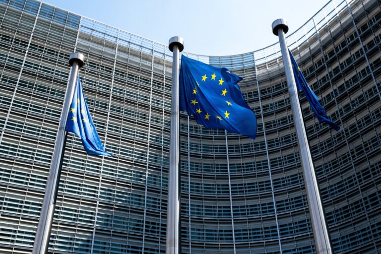 Az Európai Bizottság 3,3 milliárd eurót utalt Ukrajnának