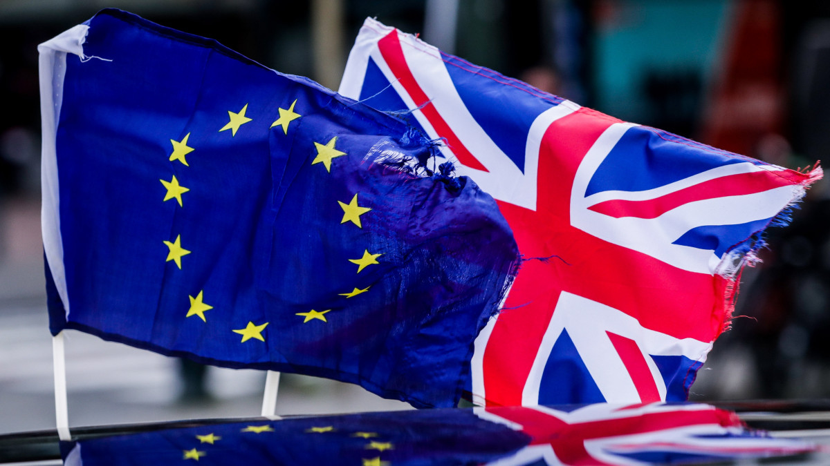 Brit felmérés: 628 választókerületben az EU-visszatérés vezet