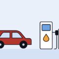 Illusztráció: piros benzines autó egy üzemanyagtöltő kút és egy elektromos töltőoszlop mellett