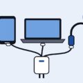 Illusztráció: egyetlen töltő USB-C kábellel tölti a telefont, a laptopot és a fejhallgatót