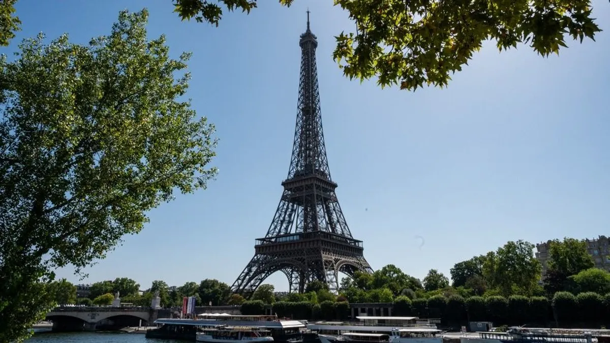 Munkabeszüntetés az Eiffel-toronynál női dolgozók kizárása miatt