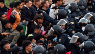 Spanyol rendőrök átszállították a migránsokat Ceutában