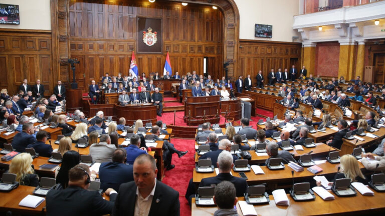 Szerb kormány javaslatot tett a parlament feloszlatására és előrehozott választásra