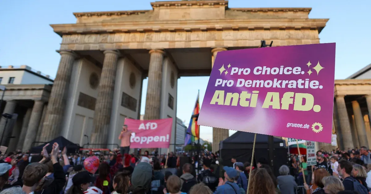 Tömegtüntetés Berlinben az AfD választási sikere után
