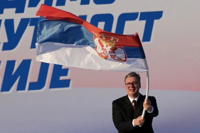 Vučić lemondott szerb elnöki posztjáról, hogy kormányfőjelölt legyen