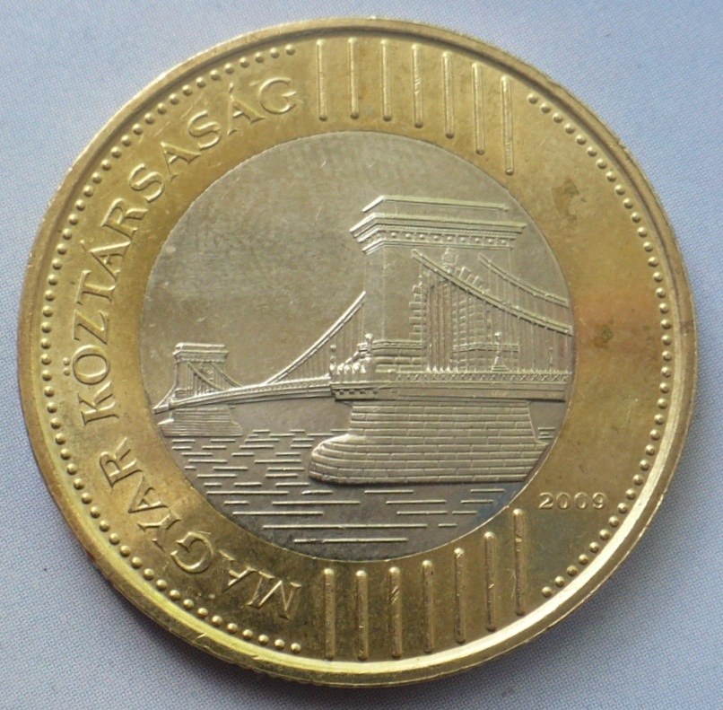 2009-es 200 forintos érme a Lánchíddal, alatta a Duna vízvonalaival, MAGYAR KÖZTÁRSASÁG körirattal