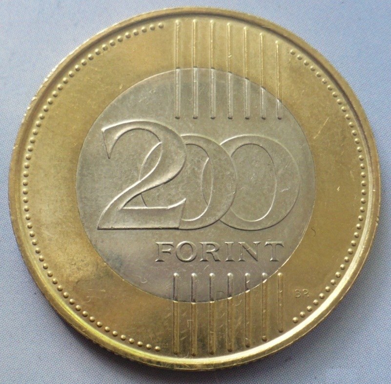A 200 forintos érme értékoldala: középen 200, alatta FORINT felirat, jobbra lent BP verdejel