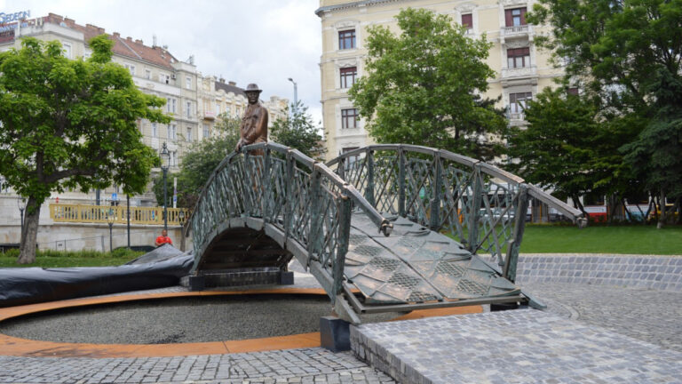 Orbán Viktor elmondta, miért ment a párizsi Père-Lachaise temetőbe