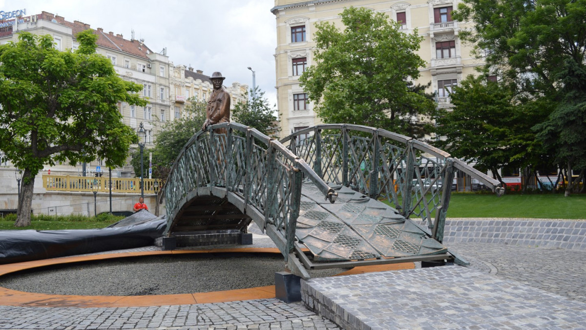 Orbán Viktor elmondta, miért ment a párizsi Père-Lachaise temetőbe