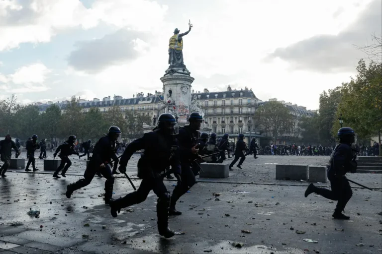 Párizs és több francia város részleges kijárási tilalmat vezetett be
