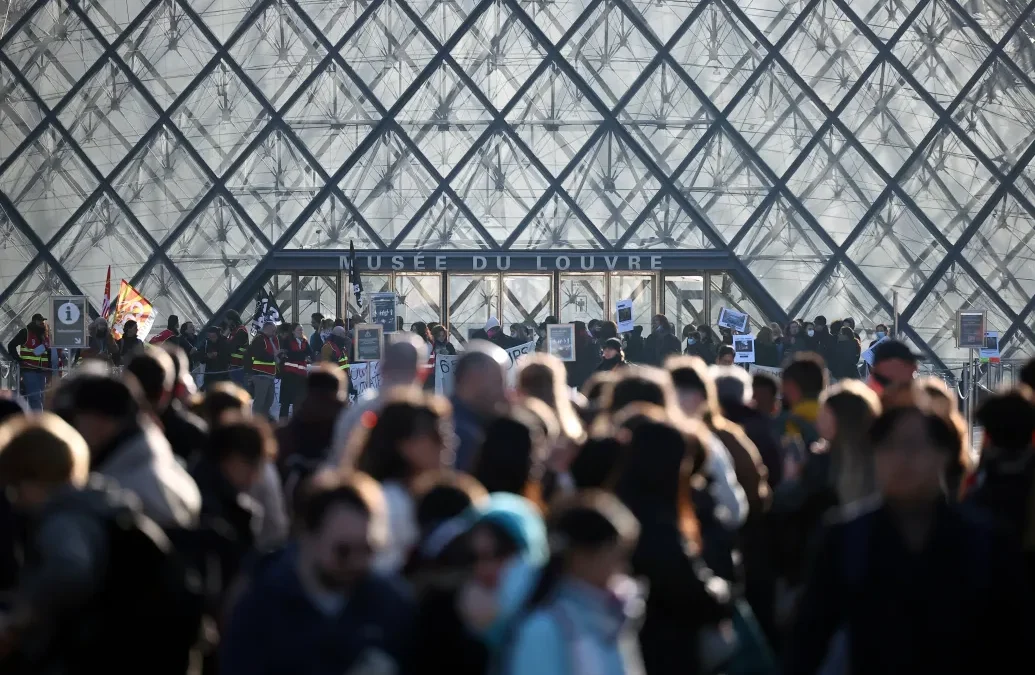 Párizsban lezárták a Louvre bejáratait a tüntetők