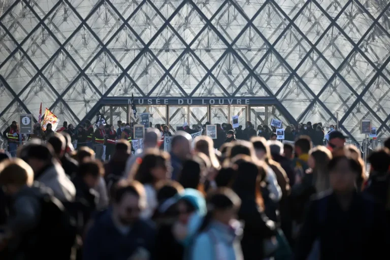 Párizsban lezárták a Louvre bejáratait a tüntetők
